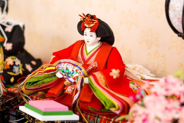 ひな人形を比較する時の第一印象は雛人形のお顔。雛人形は顔が命?
