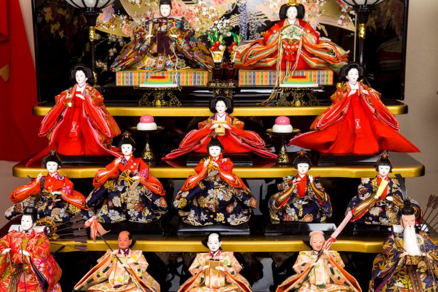 今も根強い人気の雛人形?豪華な五段飾り・七段飾りの特徴を探る!