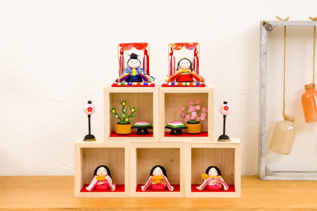 ちりめん素材の可愛いリュウコドウのおひな様