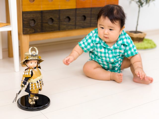 甲冑を身にまとう子供大将