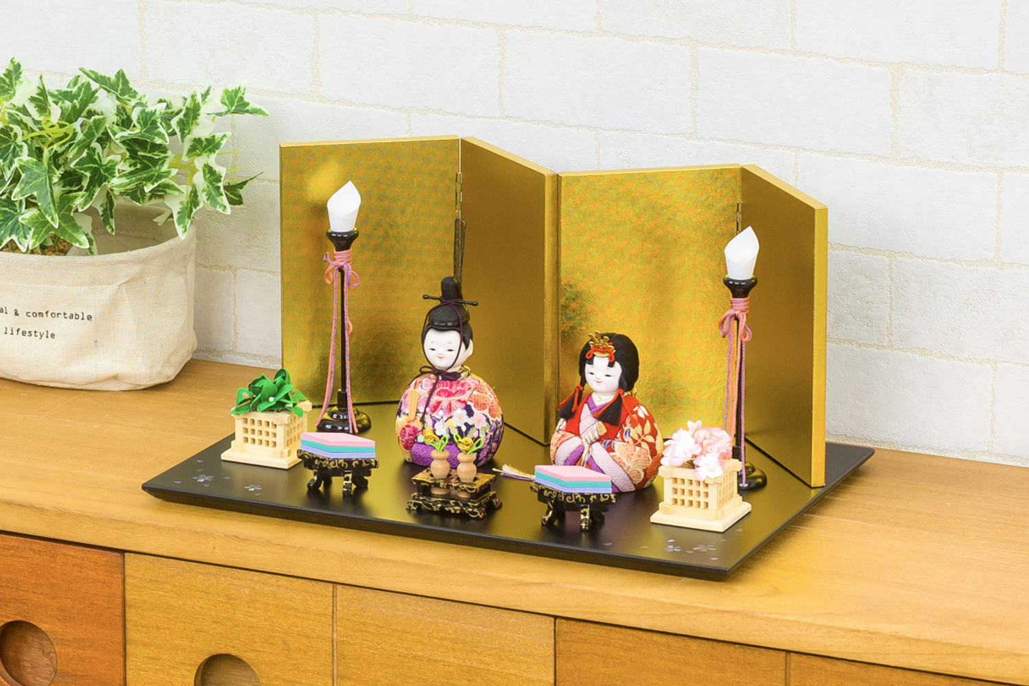 伝統には伝統を。雛人形に日本の工芸を合わせた飾り台をご紹介